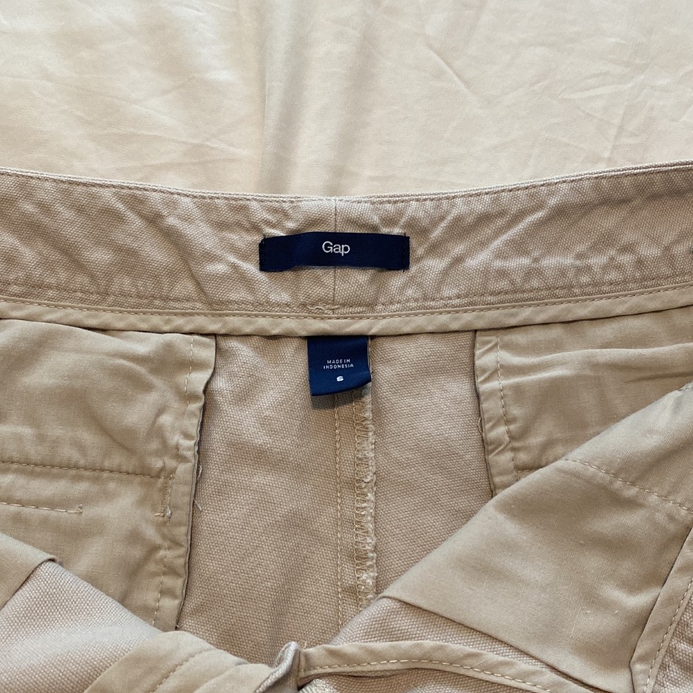 The Gap Khaki shorts. size 6 with pockets - Picture 3 of 5